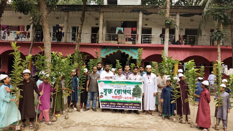 শিক্ষার্থীদের হাতে ফলদ-ঔষধি গাছ বিতরণ করল চৌগাছা পরিবার স্বেচ্ছাসেবী সংগঠন